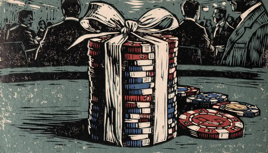 Stapel Casino-Chips mit goldener Geschenkbanderole auf grünem Filztisch