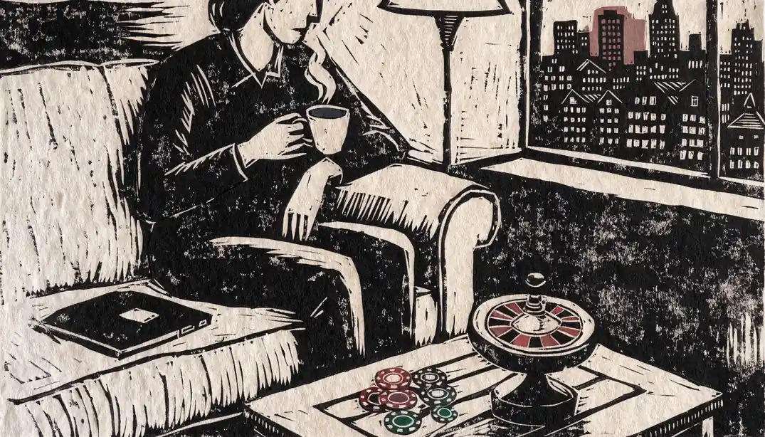 Gemütliches deutsches Wohnzimmer abends mit Chip-Stapel und Roulette-Rad auf dem Tisch.