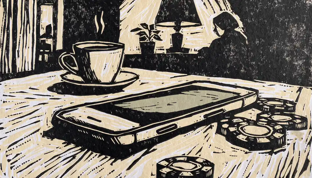 Smartphone auf einem Tisch mit Casino-Chips und Kaffee in einer gemütlichen Wohnung.