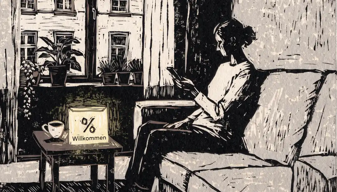 Gemütliches Wohnzimmer mit Person und Smartphone am Tisch mit hellem Bonusbrief unter warmer Lampenbeleuchtung.