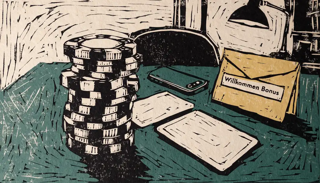 Casino-Chips, Karten und Bonusumschlag auf einem Spieltisch