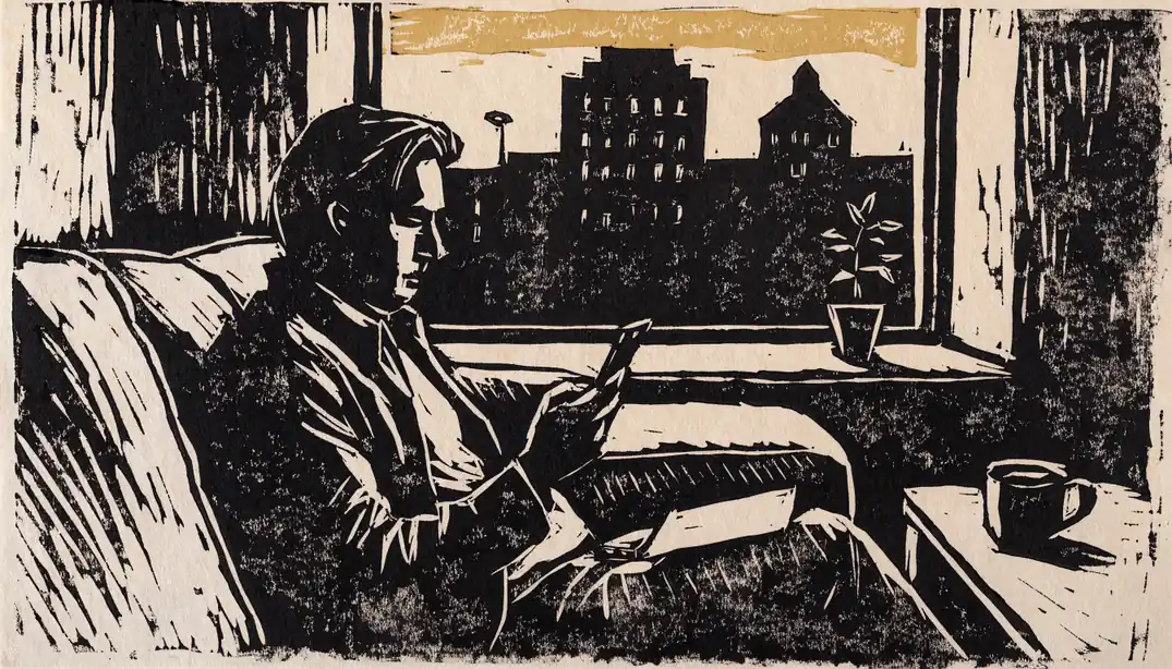 Mann mit Smartphone in Wohnung mit Berliner Skyline